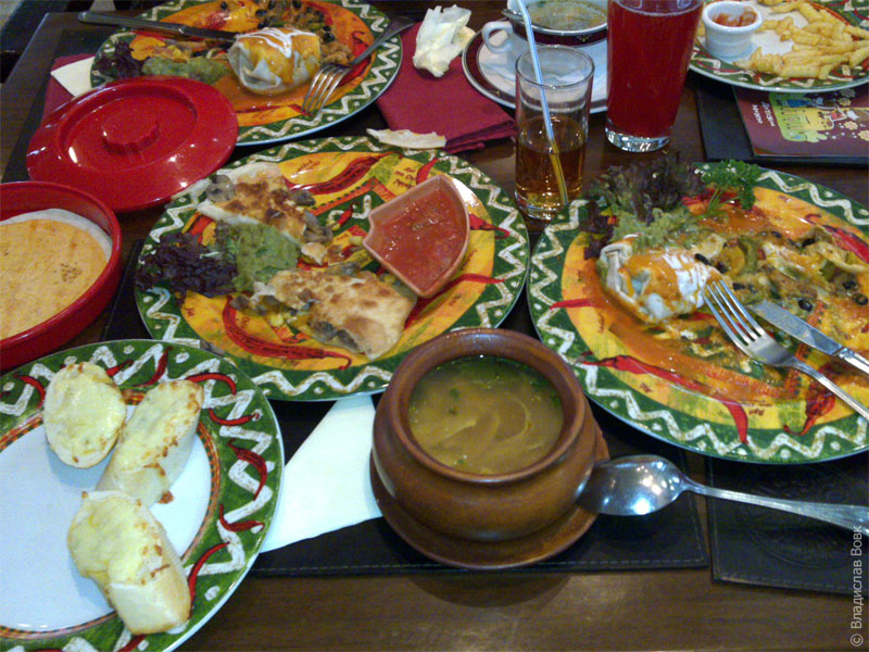 Сопа Панчо, чесночный хлеб, мексиканские лепешки, буррито, кесадия