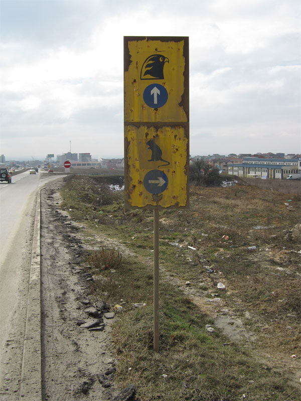 Дорожный знак в Косово: мышь и птица